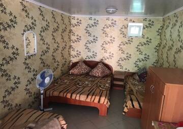 Фото номера Стандартный четырехместный номер Гостевой дом Гостевой дом Авина г. Кирилловка 5
