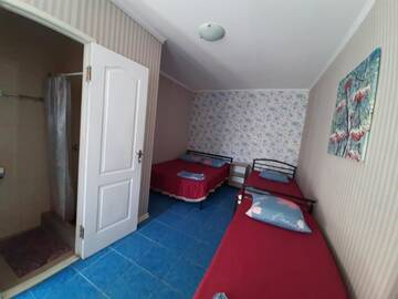 Фото номера Четырехместный номер &quot;Комфорт&quot; Гостевой дом Алые розы г. Кирилловка 18