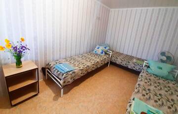 Фото номера Стандартный трехместный номер Гостевой дом Алые розы г. Кирилловка 4